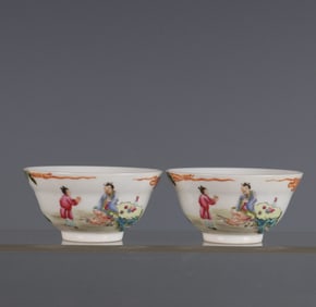 A pair of Qing Yongzheng Year Pastel Coats folded waist cups