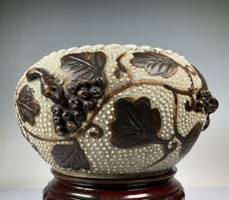 A piece of late Qing pearl glaze squirrel grape pattern large brush wash