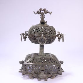 A piece of Warring States bronzes, hollow plates, dragon patterns, divine bird ears, rings,