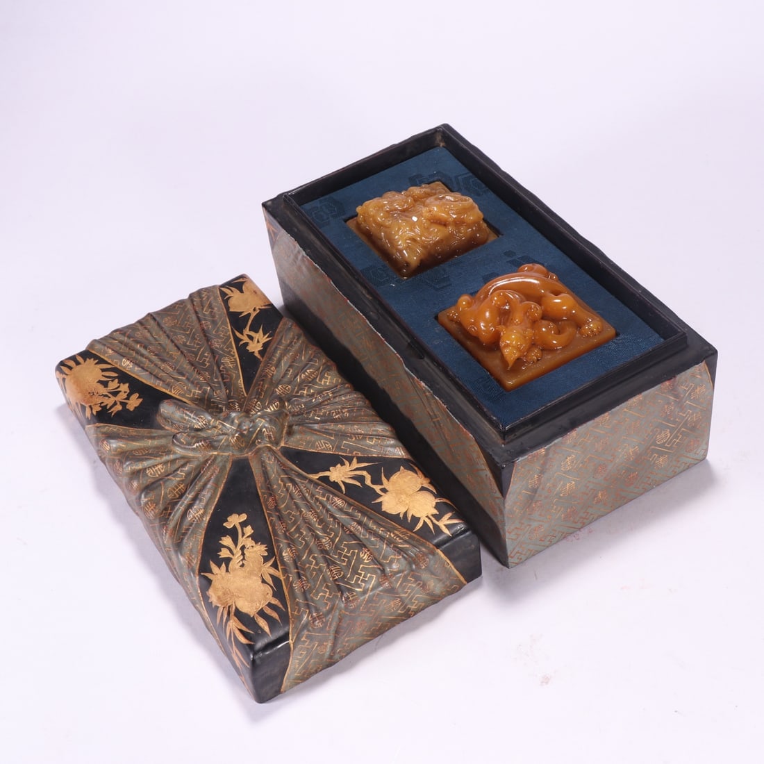 A pair of Qing Dynasty Tian Huangshi dragon button seals (1 of 9)