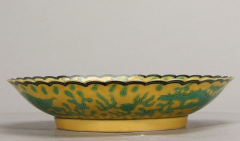 A piece of Qing Qianlong yellow ground green color dragon pattern flower mouth plate