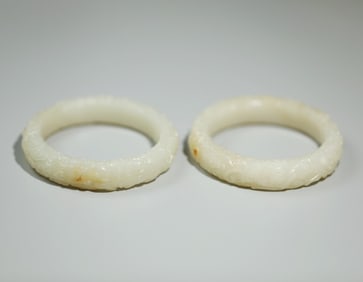 A pair of official-made mid-Qing seed material skin double cloud dragon pattern jade bracelet