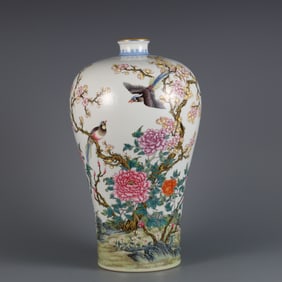 A piece of Qing Yongzheng year emerald enamel flower and bird pattern inscription poem plum vase