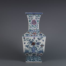 A  piece of the Qing Dynasty Qianlong year bucket color entwined flower pattern square bottle
