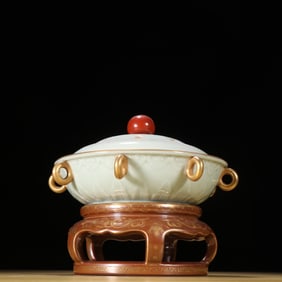 One piece of Qing Dynasty green glaze warm pot