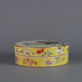 A  piece of Qianlong in the Qing Dynasty made yellow ground pastel fruit box