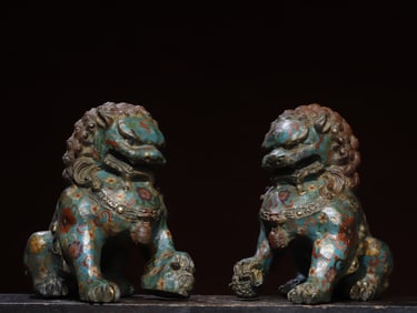 A pair of copper cloisonné cloisonné enamel color lion copywriting ornaments