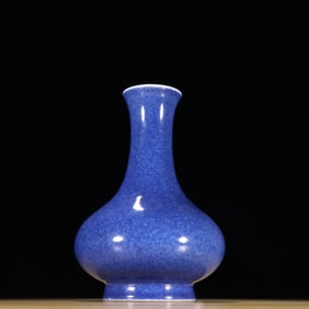 A piece of Qing Dynasty porcelain sprinkled with blue appreciation bottle