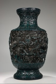 A piece of clear green lacquerware, seawater, river cliffs, nine dragon pattern appreciation