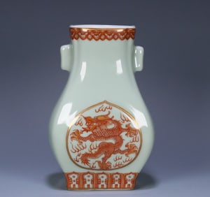 A piece of Qing Qianlong pink blue glazed alum red dragon pattern ear bottle