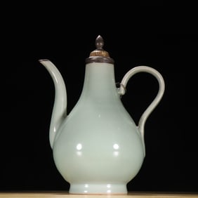 A piece of Song Longquan kiln covered with silver gilt holding pot