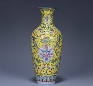 A piece of Qing Jiaqing pastel twig flower bottle