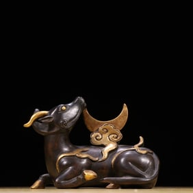 A Qing Dynasty bronze gilt Pixiu moon ornament