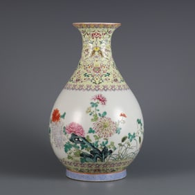 A  piece of Qianlong in the Qing Dynasty pastel chrysanthemum pattern jade pot spring bottle