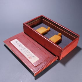 A pair of Chen Julai's Tian Huangshi beast button seals