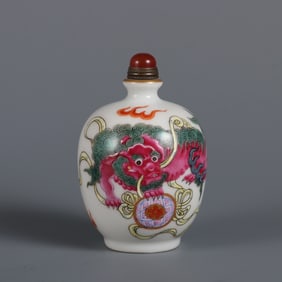 A piece of Qing Qianlong year made pastel lion play ball snuff bottle