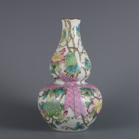 A  piece of Qing Yongzheng year made pastel pumpkin pattern streamer gourd bottle