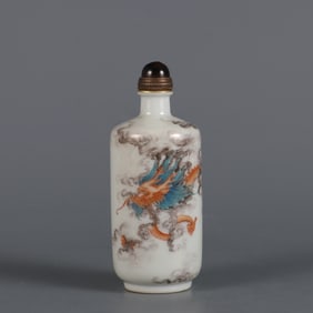 A  piece of Qianlong year of the Qing Dynasty ink color depiction gold cloud dragon pattern snuff