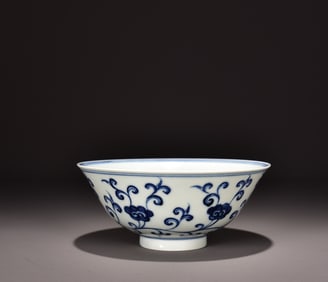 A piece  of Ming Xuande blue and white entwined flower pattern bowl
