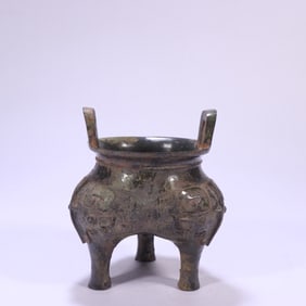 A bronze gluttonous three-legged furnace