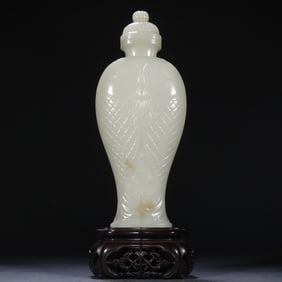 A piece of Qing Dynasty Hetian jade seed material double fish appreciation bottle