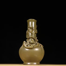 A piece of Qing tea leaves glazed longevity peach bottle