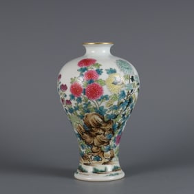 A small plum vase with pastel chrysanthemum pattern made in the year of Qianlong in the Qing Dynasty