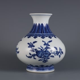 A piece of Qing Yongzheng year blue and white three-pattern jade pot spring bottle