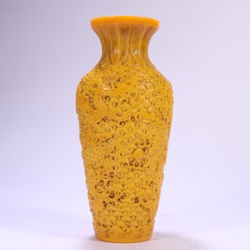 A Qing Dynasty chanterelle yellow carved cloud dragon pattern appreciation bottle