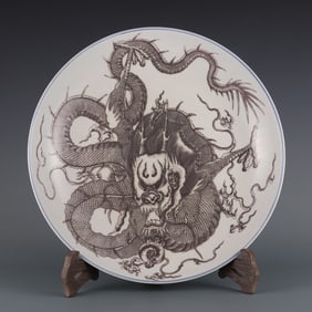 A large plate with red tyrannosaurus pattern in the glaze made in the Kangxi year of the Qing