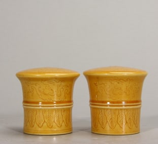 A pair of Qing Kangxi Jiao yellow glaze engraved dragon pattern shaft head