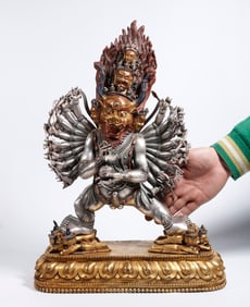 A Qing Dynasty bronze gilt silver statue of King Kong
