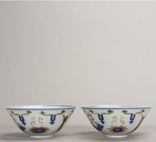 A pair of Qing Qianlong blue and white bucket color honeysuckle pattern small bowls
