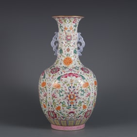 A  piece of Qianlong in the Qing Dynasty pastel fortune continuous amphora bottle