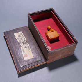 A piece  of Sha Menghai seal Tian Huangshi horse button seal