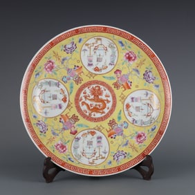 A piece  of the Qing Dynasty Guangxu year system Chuxiu Palace system Yellow ground pastel open the