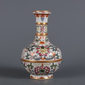 A small appreciation bottle of foreign color passion flower pattern made in the Qianlong year of the