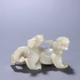 A  piece of Hetian Yuhu people play beast ornaments