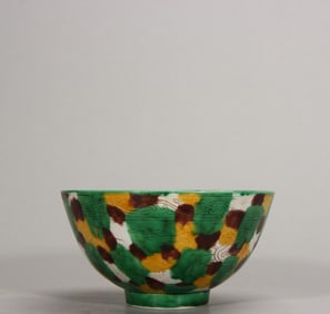 A piece of Qing Tongzhi tabby three-color engraved miscellaneous treasure pattern bowl