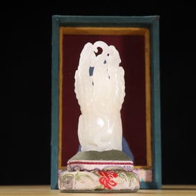 A Qing Dynasty Hetian jade Buddha hand ornament