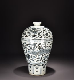 A piece of Ming Dynasty blue and white phoenix pattern plum vase