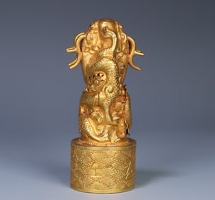 A bronze gilt double dragon play bead button seal