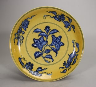 A piece of Ming Xuande yellow ground gardenia pattern plate