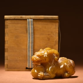 A piece of Tianhuang stone Rui beast play bead ornament