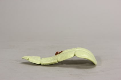 One piece of mid-Qing bionic leaf snail pen holder