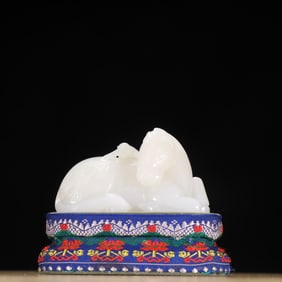 A Qing Dynasty Hetian jade immediately sealed the marquis ornament