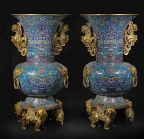 A pair of cloisonné enamel bottles with three beast feet and phoenix ears