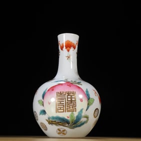 A piece of Qing Dynasty pastel longevity without borders peach vase