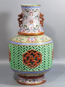 A piece of foreign color hollow inside the boy race dragon boat turning bottle