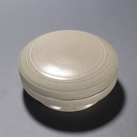 A piece  of Song Dynasty Yue kiln secret color porcelain printed lid box